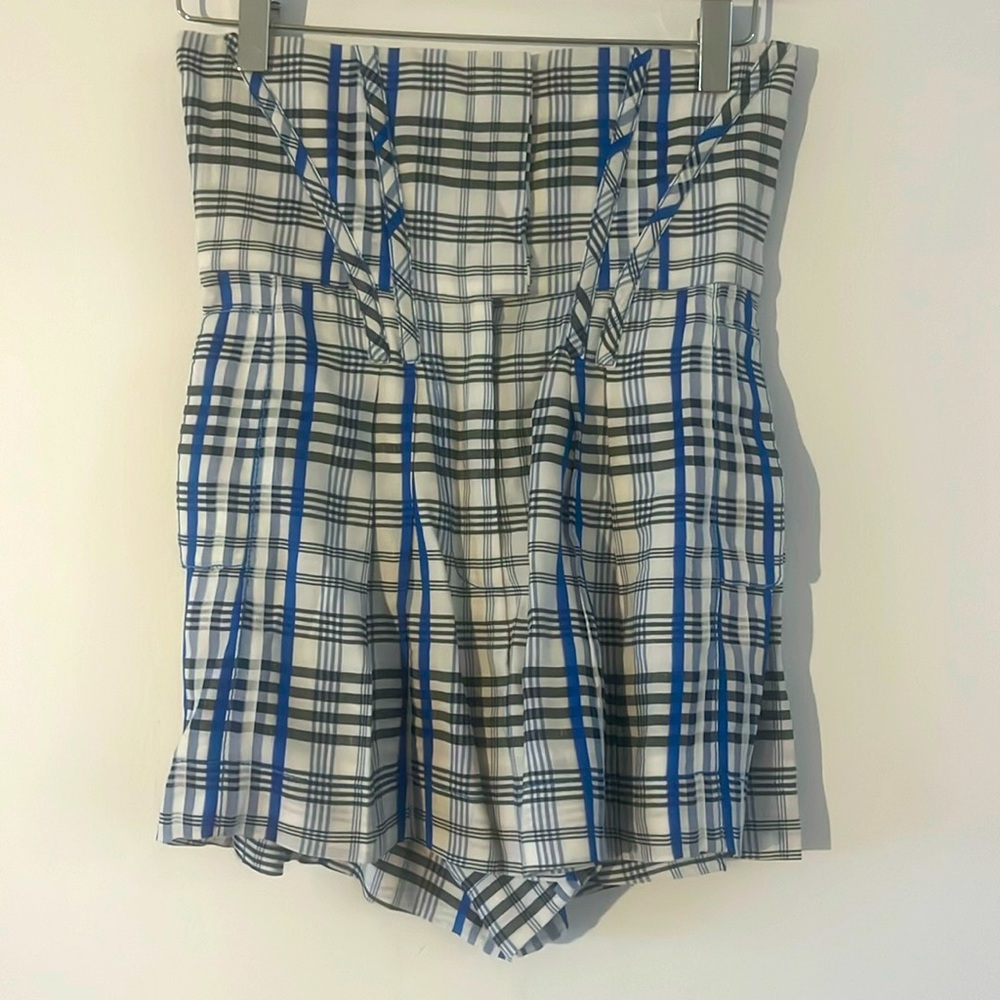 High waisted skort- pockets in front and back. Perfect match with a fun crop top
